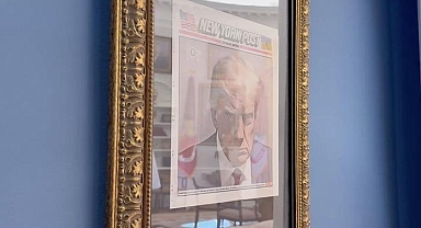 Dünyanın gündemine oturmuştu! Trump'ın sabıka fotoğrafı, Oval Ofis'in girişine asıldı